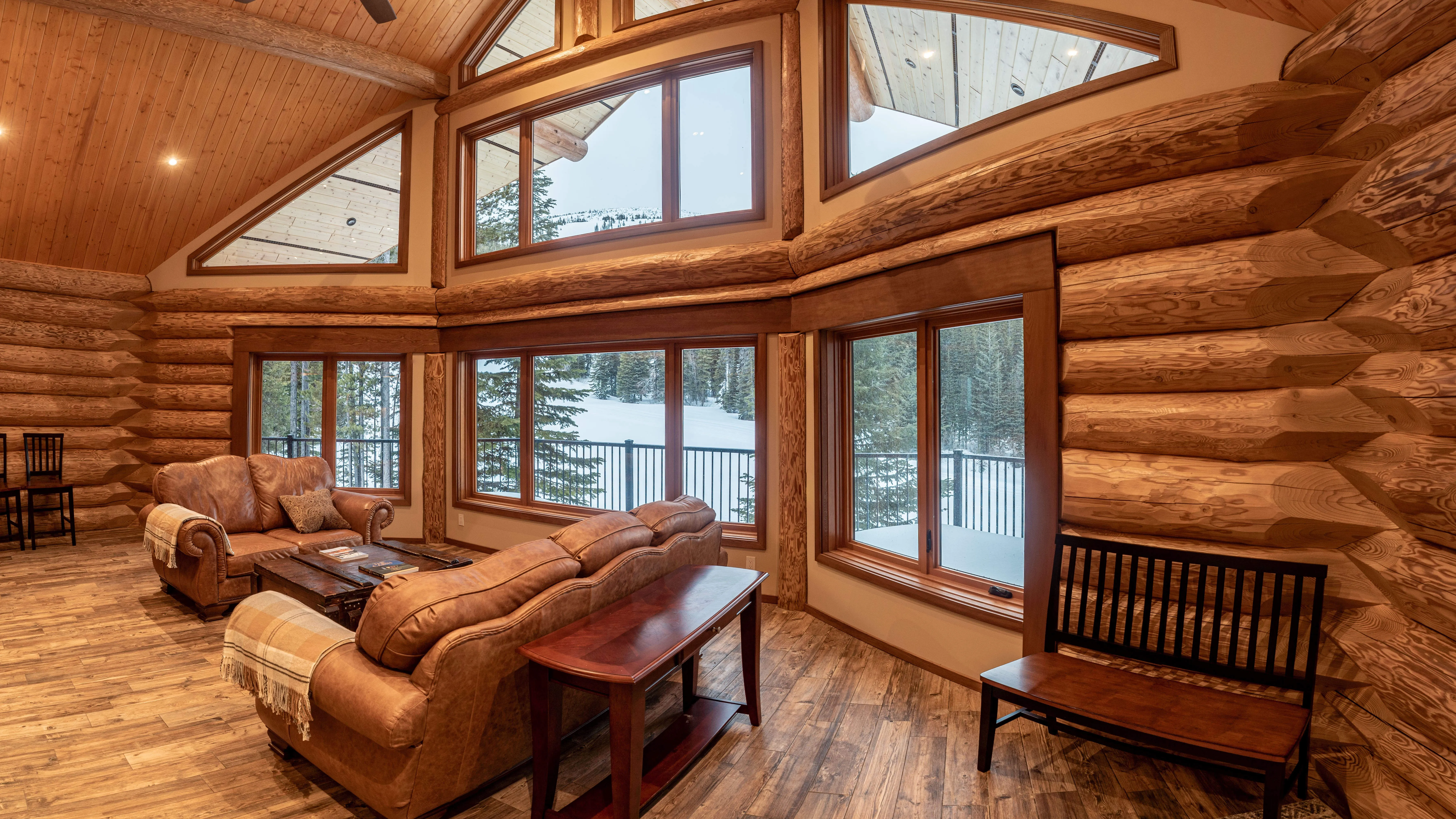 Tinhorn Lodge - Living Room with views of Baldy Trail